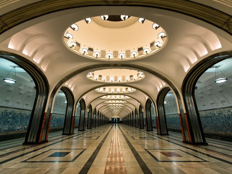 Онлайн-экскурсия «Московское метро — подземный храм СССР»